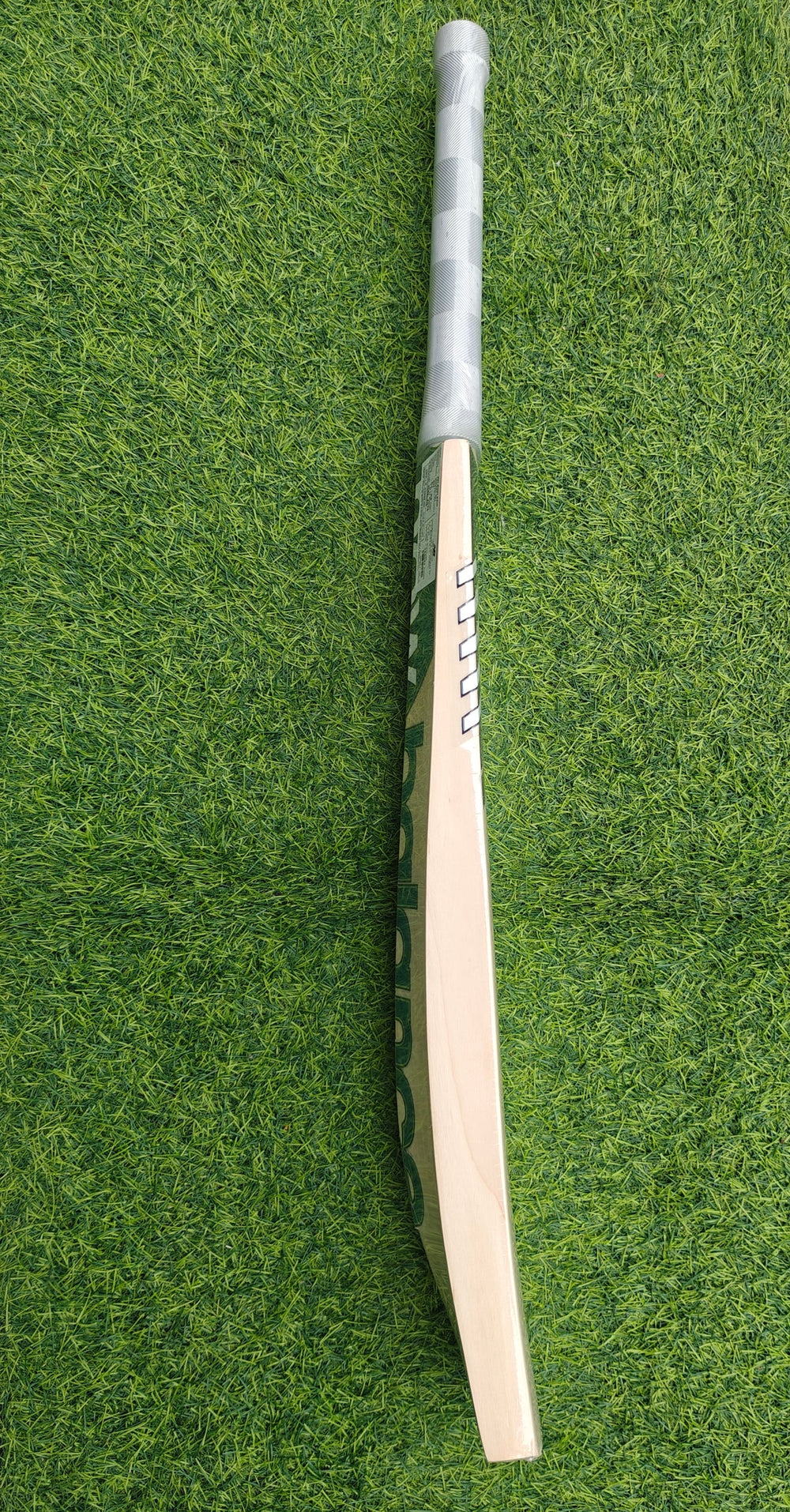 New Balance DC 900i Pro English Willow Cricket Bat | Grade 1 Premium Willow, Massive 38-40 mm Edges, Extended Power Spine, Front-Foot Power, 6-Piece Singapore Cane Handle, 8-9 Straight Grains - Best Price online Prokicksports.com