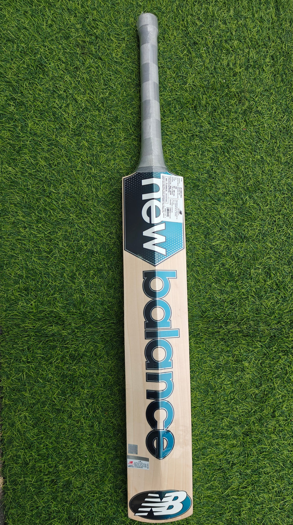 New Balance DC 900i Pro English Willow Cricket Bat | Grade 1 Premium Willow, Massive 38-40 mm Edges, Extended Power Spine, Front-Foot Power, 6-Piece Singapore Cane Handle, 8-9 Straight Grains - Best Price online Prokicksports.com