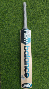 New Balance DC 900i Pro English Willow Cricket Bat | Grade 1 Premium Willow, Massive 38-40 mm Edges, Extended Power Spine, Front-Foot Power, 6-Piece Singapore Cane Handle, 8-9 Straight Grains - Best Price online Prokicksports.com