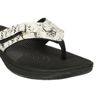Clarks Women's 26156992 Casual Slip-On Sneakers – Flat Pull-On Casual Shoes with TPE Outsole| 7 UK