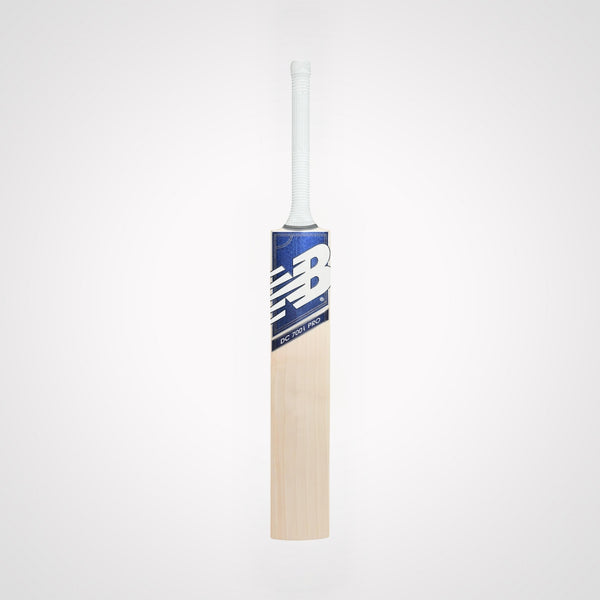 New Balance DC 700i PRO English Willow Cricket Bat – Lightweight, Powerful Bat for Leather Ball Cricket, Professional & Club-Level Matches