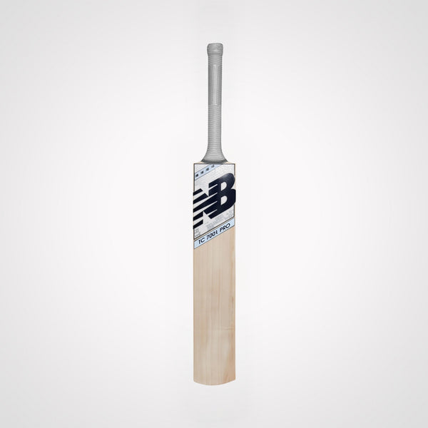 New Balance TC 700i PRO English Willow Cricket Bat – Premium Lightweight Bat with Mid Sweet Spot for Club, League & Leather Ball Cricket Matches
